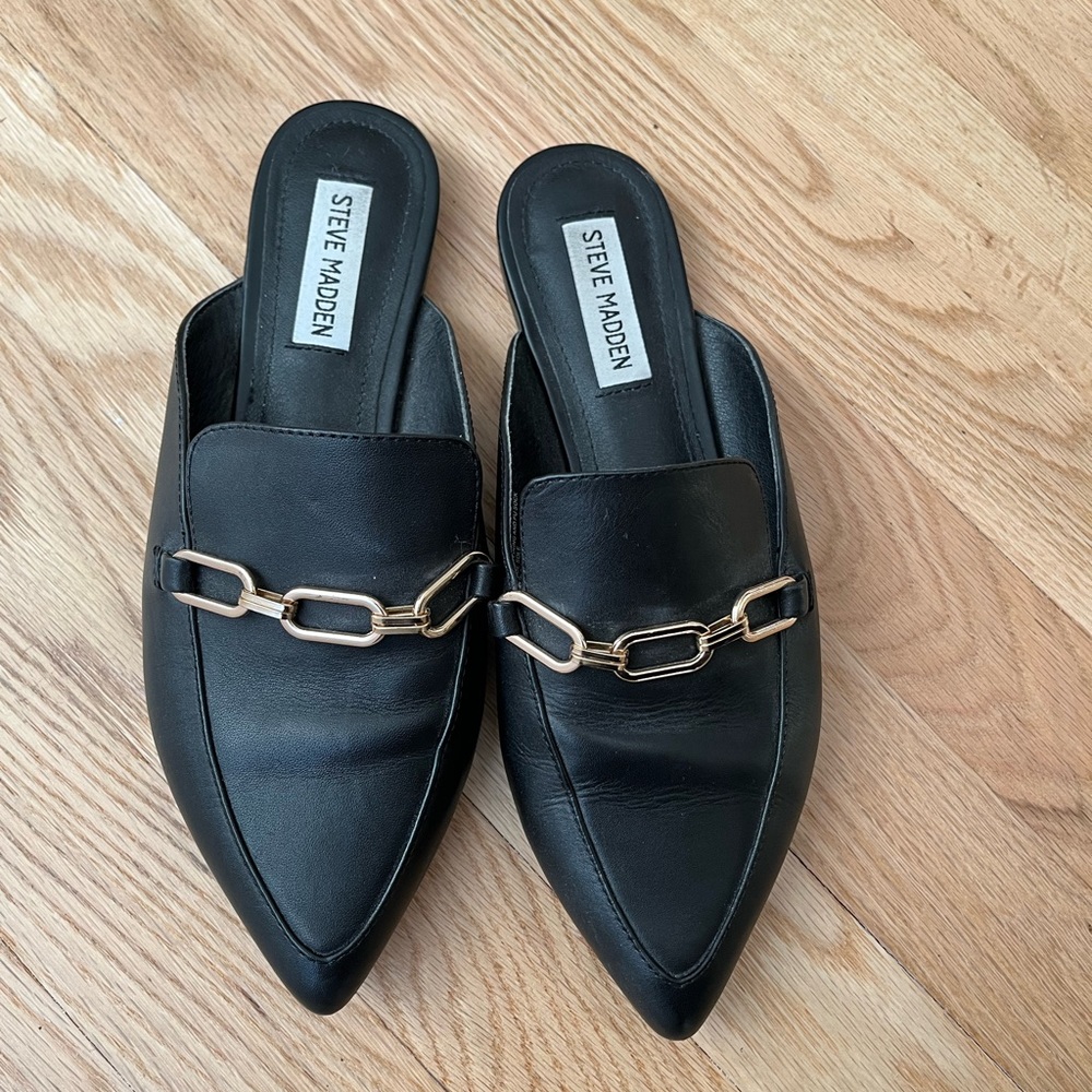 Steve Madden black mules w gold chain
